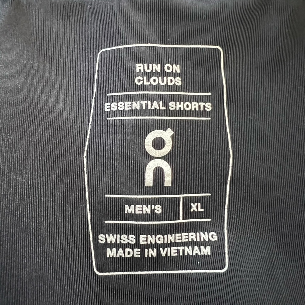 On Running ESSENTIAL SHORTS - Picture 9 of 11